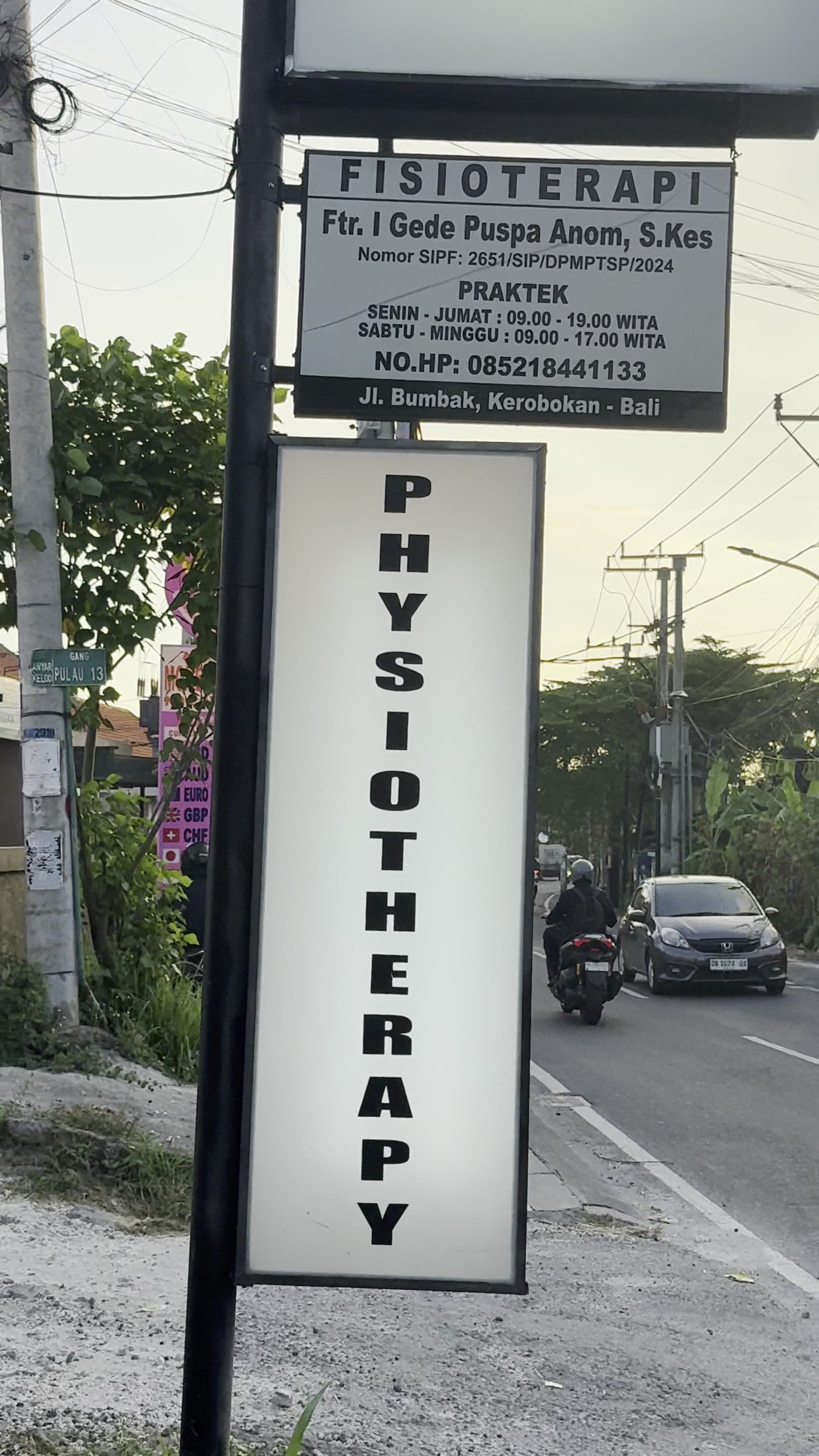 발리 우말라스 테라 피지오의 PHYSIOTHERAPY 도로 간판